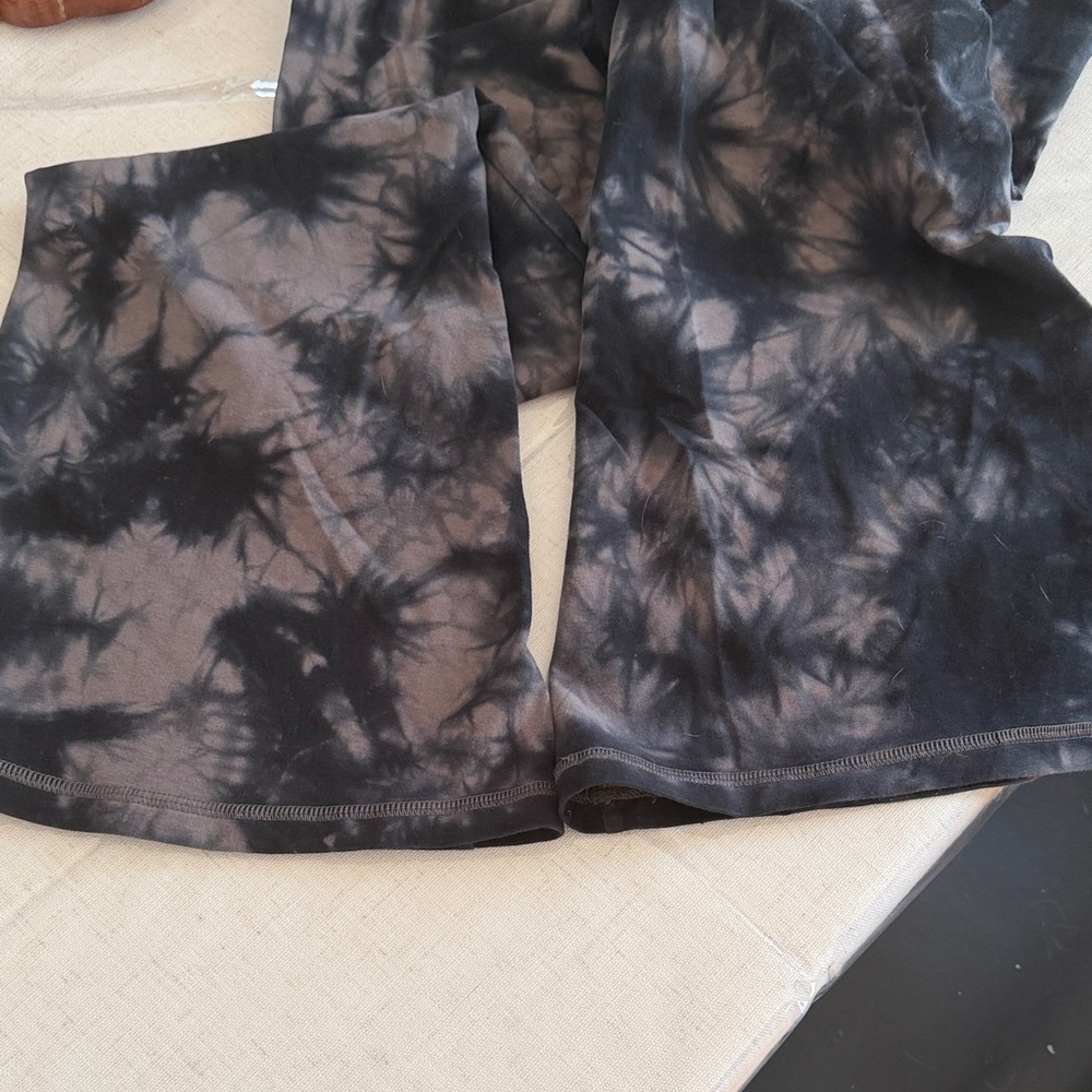 PINK Victoria's Secret Black and Gray Leggings - Picture 3 of 3